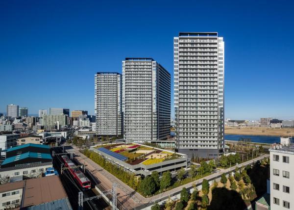 東京と神奈川の間を流れる多摩川沿いに建つ3棟のトリプルタワーマンション「リヴァリエ」。